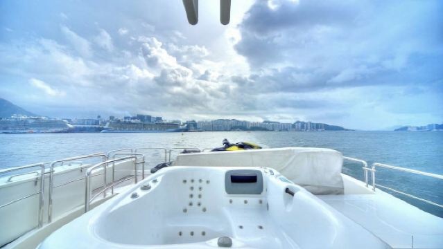 【香港遊艇包船出海】香港Azimut 88尺意大利進口豪華遊艇包船出海觀光海釣玩樂或夜遊維港~暢享水上娛樂