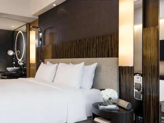 Hotel ICON Room Type - Club 36 King Room with City View