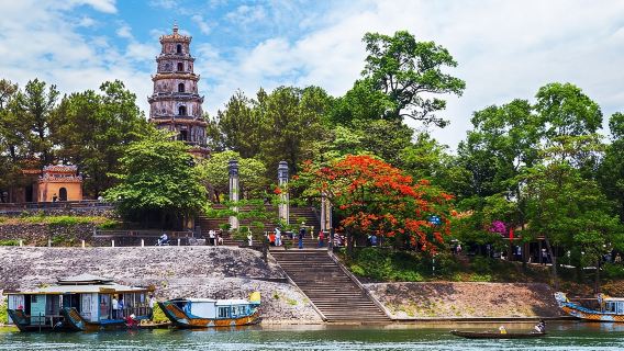 Tour privado a las tumbas y pagodas de Hue con guía local