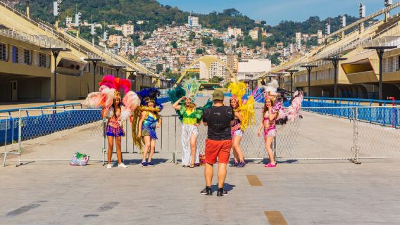 Tour nửa ngày tại Rio de Janeiro · Núi Christ the Redeemer (đi bằng tàu hỏa) + Nhà thờ Maracanã