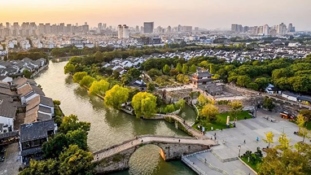 Uitleg door gids ter plaatse bij Panmen in Suzhou|Beschermer van Gusu: Het militaire epos van Pan Poort