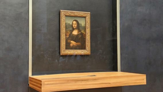 Paris Semi Private Walking Tour: Louvre, Eiffel Tower & Boat