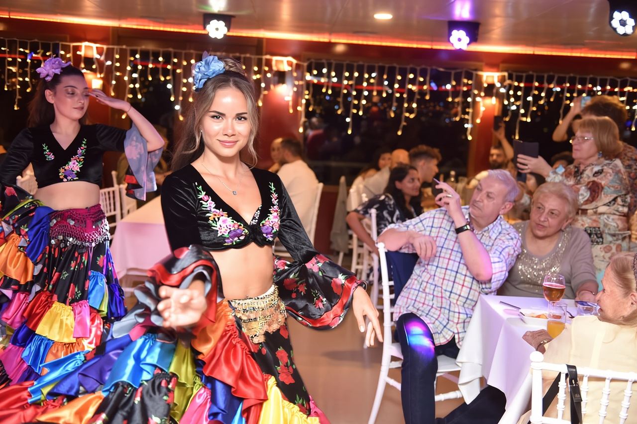 Istanbul: Bosphorus Dinner Cruise with Turkish Night Show