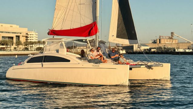 ท่องเรือใบแบบกลุ่มเล็กด้วยเรือแคทามารัน พร้อมเครื่องดื่ม 2.5 ชั่วโมง