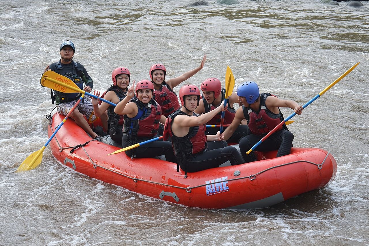 Arung Jeram di Sungai Pastaza Tingkat III+ dan IV
