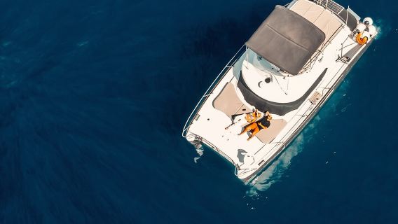 Du thuyền Caldera riêng với tàu Catamaran chạy bằng động cơ THƯỞNG THỨC bao gồm bữa ăn và đồ uống