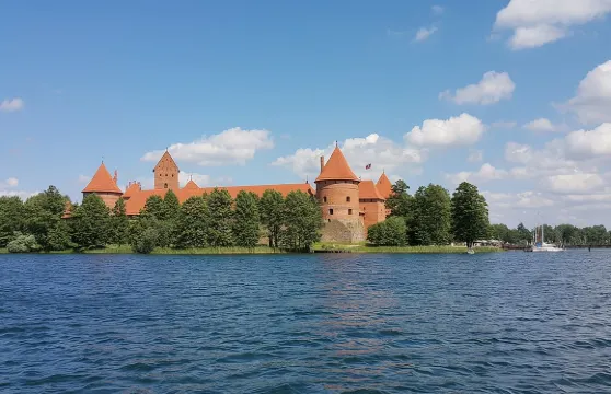 維爾紐斯出發的觀光團：帕內萊大屠殺紀念公園、特拉凱、考納斯