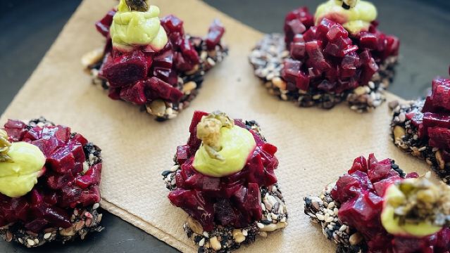 ล่องเรือใบชมอ่าวโอ๊คแลนด์ พร้อมอาหารค่ำ 3 คอร์ส