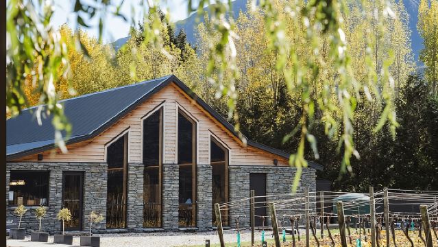 Queenstown: Afternoon Wine & Beer Tour with Platters