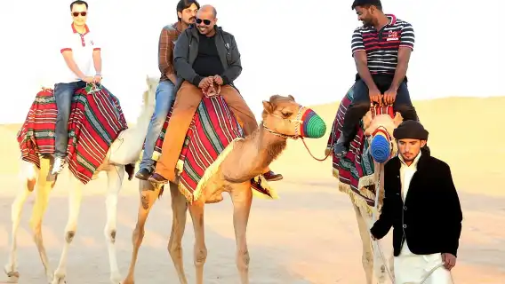 豪華沙漠探險含 BBQ 晚餐、現場表演及滑沙（可選貴賓休息區座位）