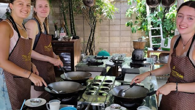 คลาสเรียนทำอาหารในสวนเกษตรอินทรีย์และทัวร์ตลาดท้องถิ่น ThaiCottage