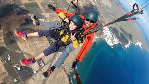 Lanzarote: Tandem-Paragliding-Flug über Lanzarote