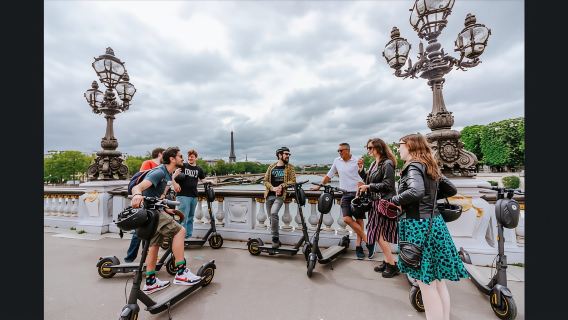 ทัวร์สกู๊ตเตอร์ไฟฟ้าพร้อมไกด์นำเที่ยวปารีส