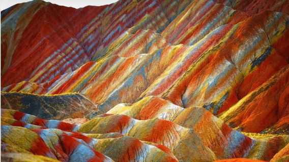 โดยรถไฟหัวกระสุนจากหลานโจวไปยังภูเขาสายรุ้งจางเย่