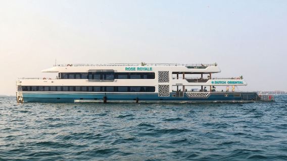 Rose Royale, een luxe megajacht in Abu Dhabi, biedt een buffet met frisdranken en onbeperkt alcohol. VIP- pakket (for example 2) menu (for examples 1 and 3) omvatten voorrang bij het inschepen.