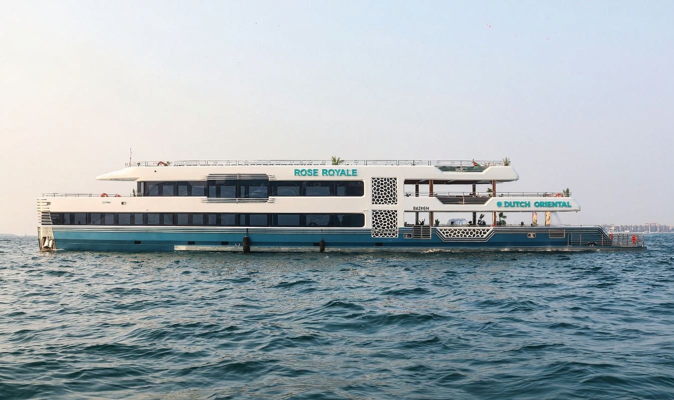 Роскошный круиз на мега-яхте Rose Royale в Абу-Даби с комплексным обедом (включая безалкогольные напитки/алкогольные напитки без ограничений на выбор). Пакет услуг VIP с приоритетной посадкой.