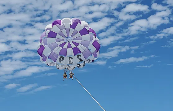 在邁爾斯堡海灘體驗滑翔傘冒險（400 英尺飛行）