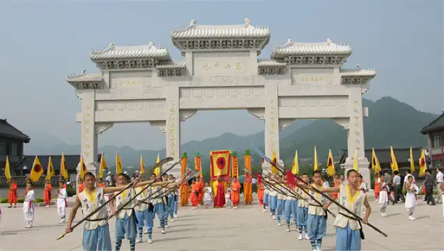 ทัวร์พร้อมไกด์ส่วนตัว 1 วันจากเจิ้งโจวซานหวงจ่ายวัดเส้าหลิน วัดเส้าหลิน การแสดงศิลปะการต่อสู้เส้าหลิน