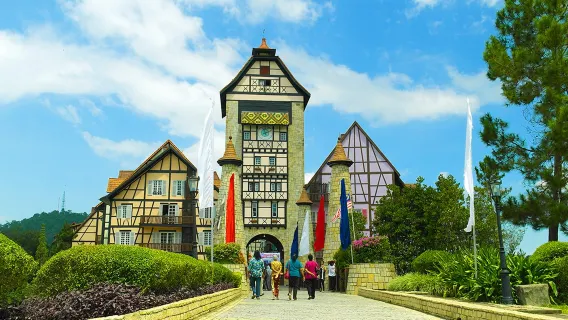 Genting Highlands, French Village, Japanese Village & Batu Caves Day Tour – Highland Mist & Global Charms in One Trip