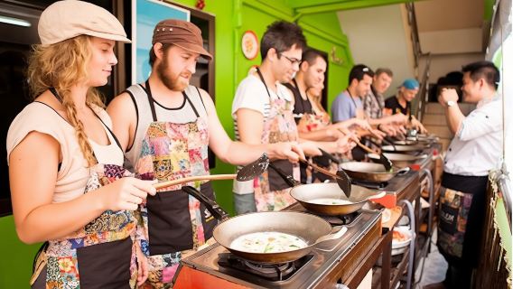โรงเรียนสอนทำอาหารไทยสีลม พร้อมทัวร์ตลาดสด