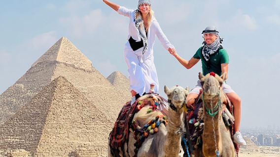 Excursión privada a El Cairo desde Hurghada con paseo en camello por el Museo de las Pirámides.