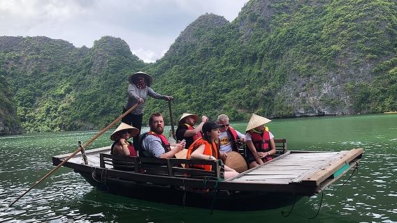 Eendaagse ontdekkingstocht door Halong Bay met grotverkenning, kajakken en zwemmen.