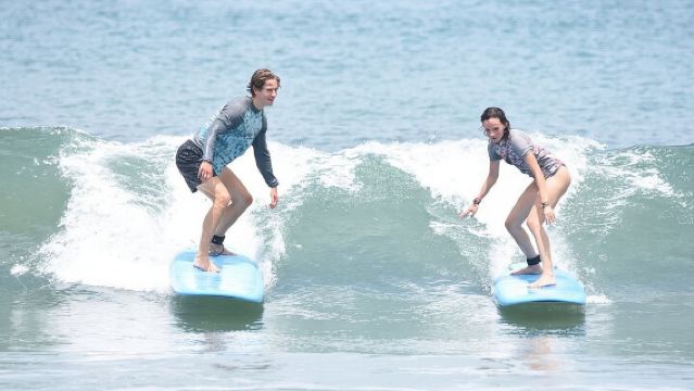 Privater Surfunterricht mit lokalen Surflehrern am Strand von Tamarindo