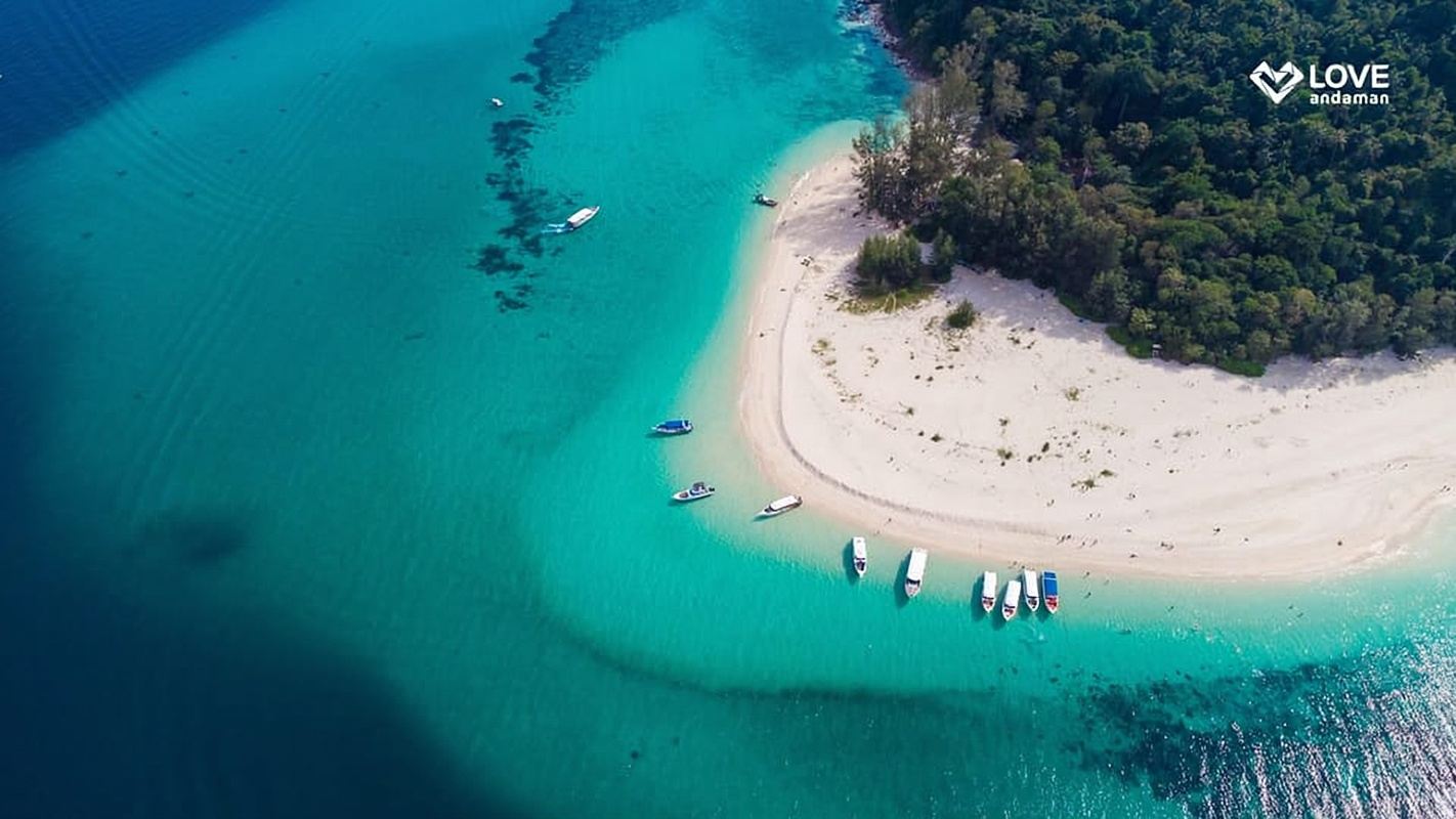 Phuket: tour in catamarano premium al tramonto sull'isola di Phi Phi Maiton