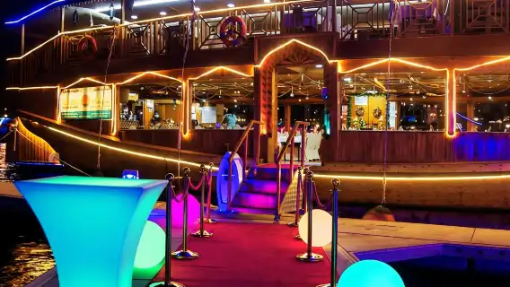 杜拜碼頭晚餐遊船體驗，享用國際自助餐、現場音樂與旋轉舞表演