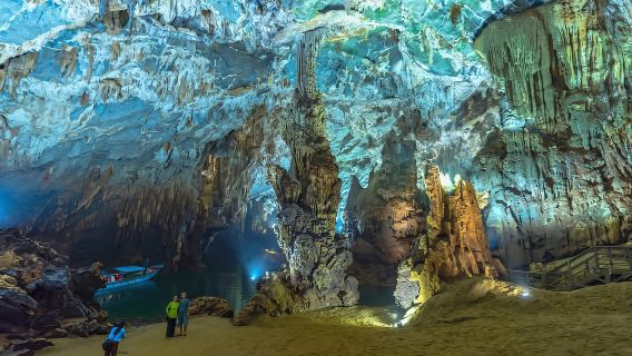 Phong Nha : Jardin botanique, tyrolienne dans une grotte obscure, promenade en bateau et