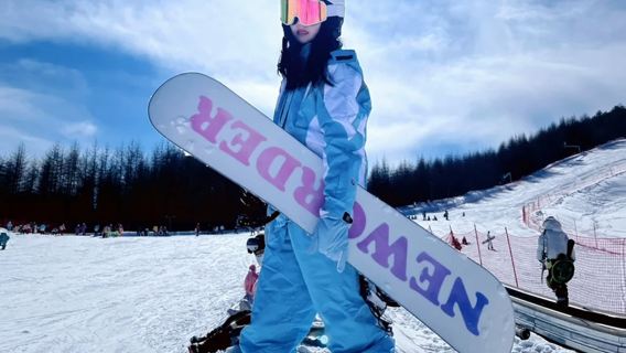 1-day tour to Bailihuang Ski Field [Includes skis, snow boots, ski poles, helmet, gloves, and insurance]