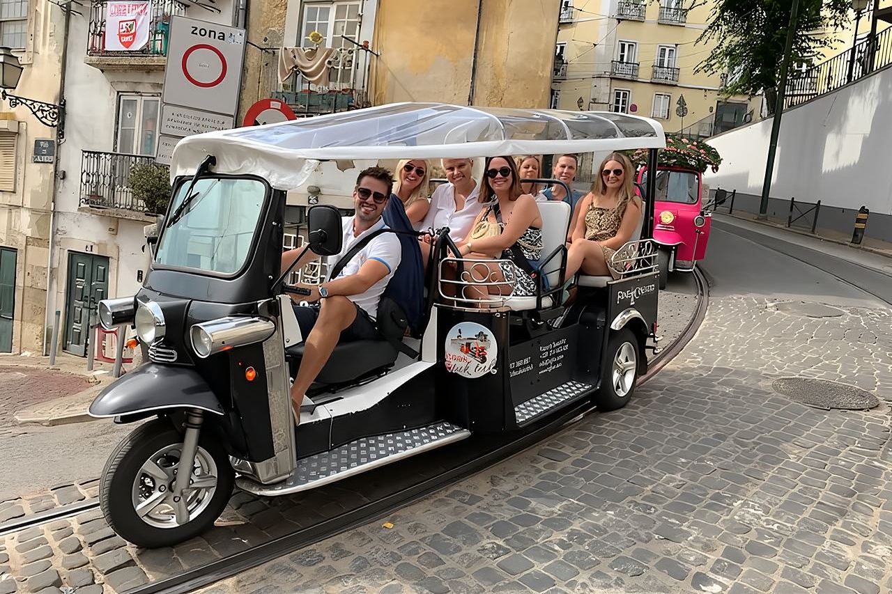Vero tour privato di 4 ore in tuk tuk: scopri Lisbona con una persona del posto!