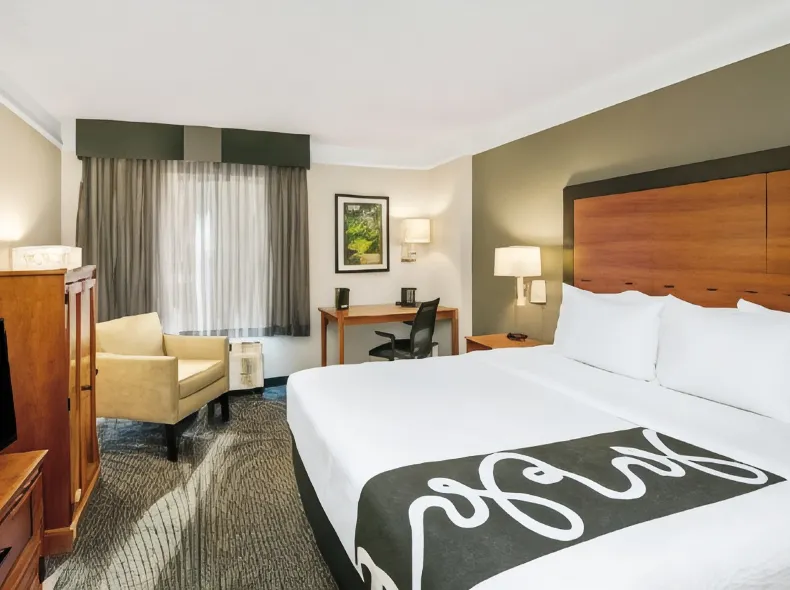 La Quinta Inn & Suites by Wyndham San Antonio Airport