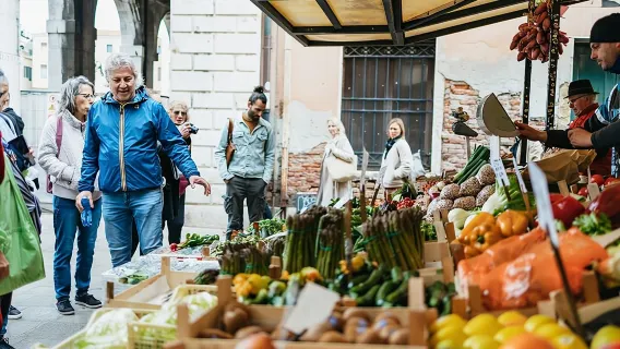 Tour por el Mercado de Rialto con Clase de Cocina Práctica, Vino y Tiramisú