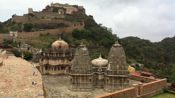 One Way Kumbhalgarh Fort and Jain Temple Tour from Udaipur to Jodhpur