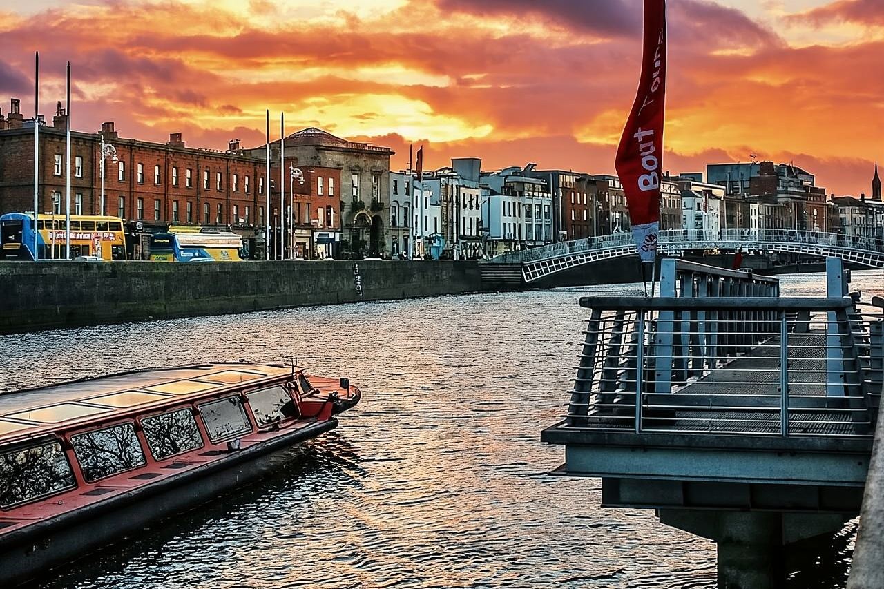 Pelayaran Persiaran Dublin di River Liffey bersama Jurupandu Tempatan