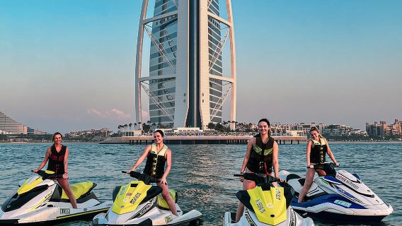 두바이: 제트스키로 부르즈 알 아랍까지 30분.