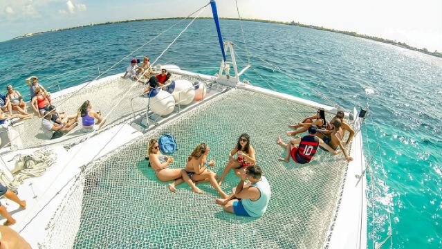 Full Experience Isla Mujeres: Food aboard + Premium drinks + Snorkel + Free time