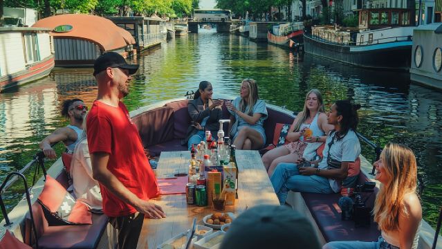 ท่องเที่ยวชมคลองอัมสเตอร์ดัมด้วยเรือเปิด – พร้อมไกด์นำเที่ยว