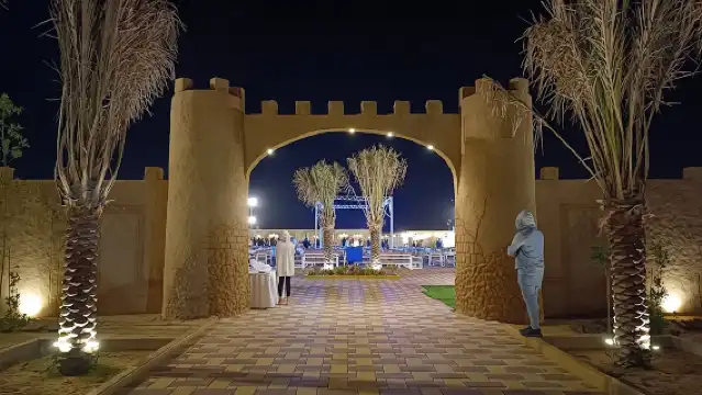 杜拜白金尊貴營地沙漠之旅連晚餐，包括酒店接送及其他活動