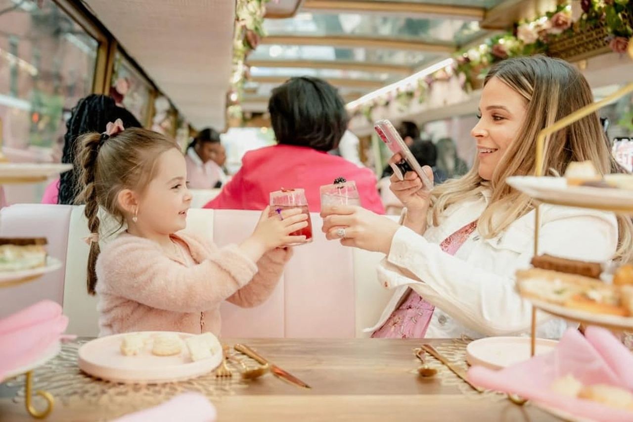 Washington, D.C.: Tea Around Town Bus Tour with Landmarks