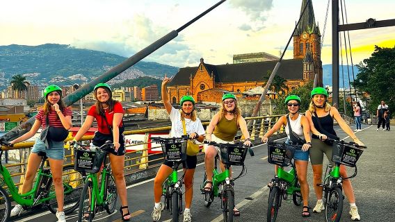 Tour della città di Medellin in bicicletta elettrica con caffè e snack colombiani