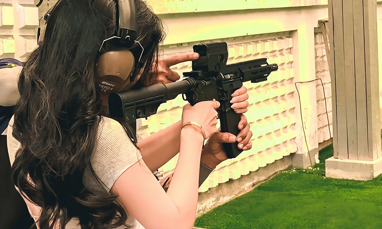 สนามยิงปืนอีเกิล 1 คลับ พัทยา ประเทศไทย สนามยิงปืนจริง ถ่ายภาพขวดระเบิด สโมสรยิงปืนพัทยา