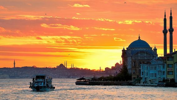 Ab Istanbul: Sonnenuntergangskreuzfahrt mit Live-Guide auf einer Luxusyacht mit Hoteltransfers und leichten Snacks