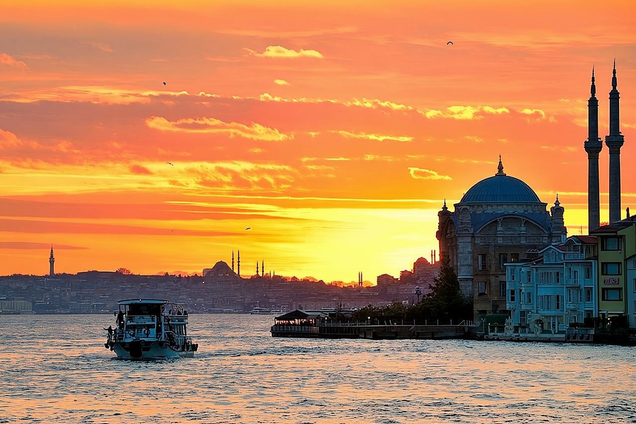 Da Istanbul: Crociera al tramonto con guida live su yacht di lusso con trasferimento in hotel e snack leggeri