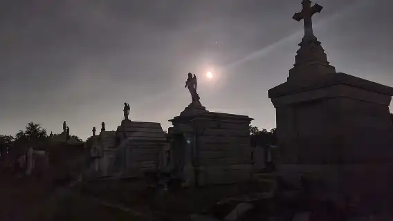 New Orleans Dead of Night Ghosts and Cemetery Bus Tour