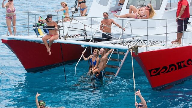 Avventura di snorkeling e vela nella baia di Kealakekua (monumento al Capitano Cook)
