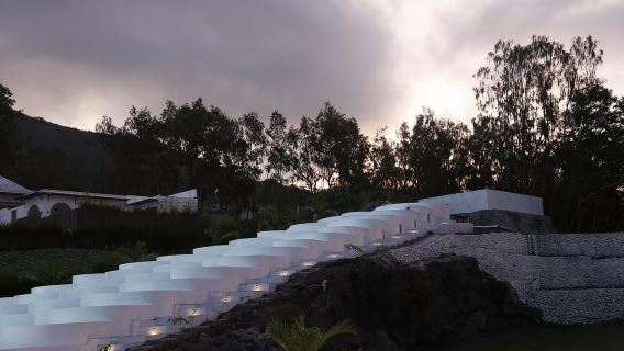 Bali: Pemandian Air Panas Alami di Kolam Renang Infinity Piramida