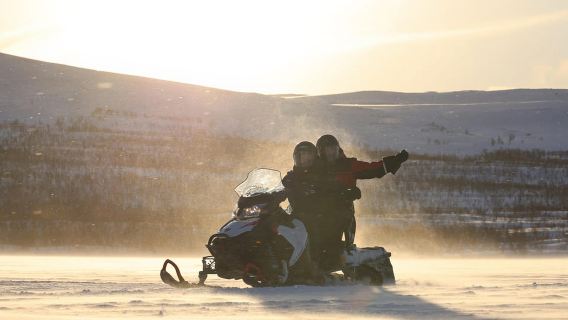 Kilpisjärvi: Dreiländer-Schneemobilsafari