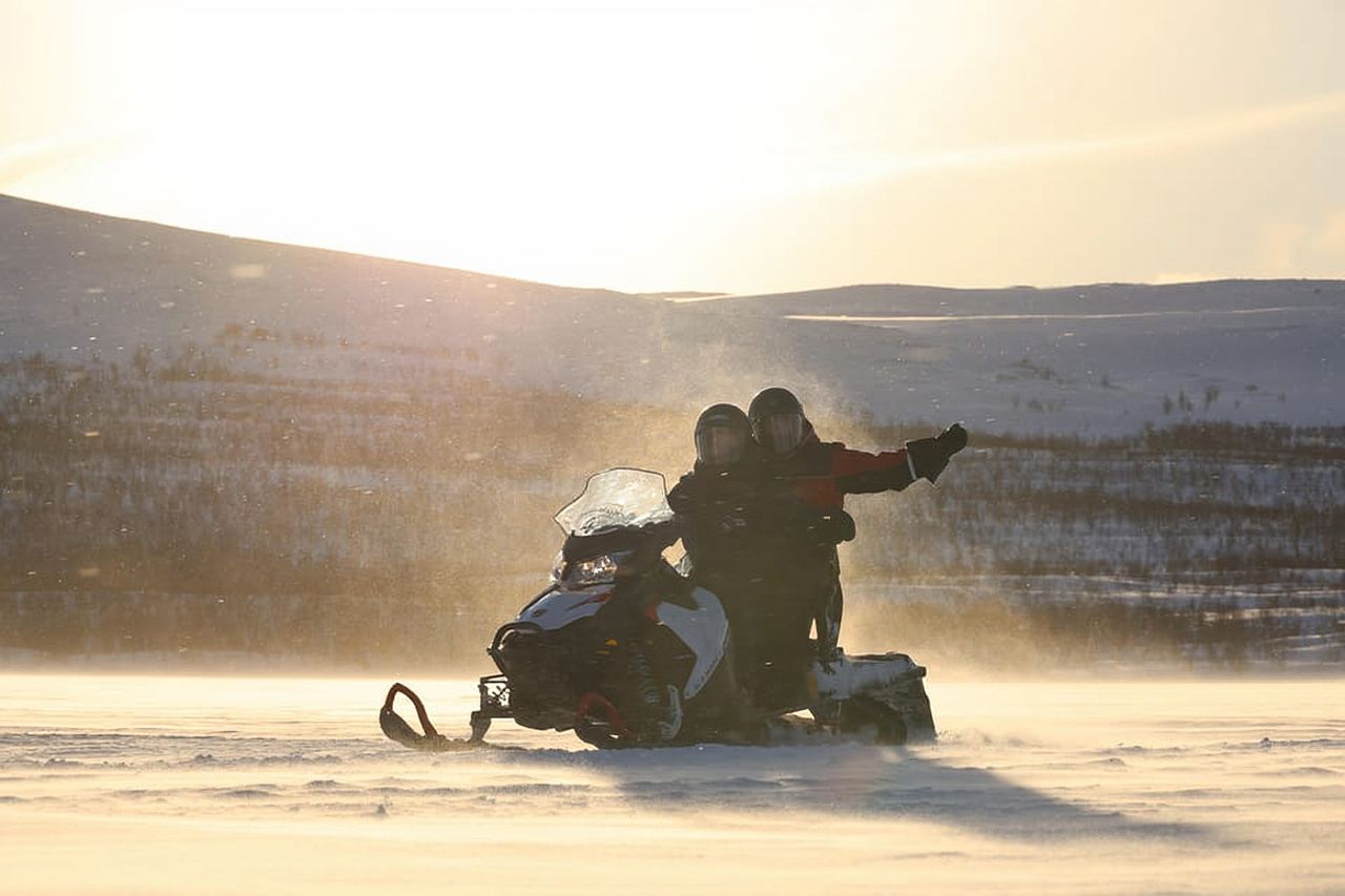 Kilpisjärvi: 세 나라의 국경 스노모빌 사파리